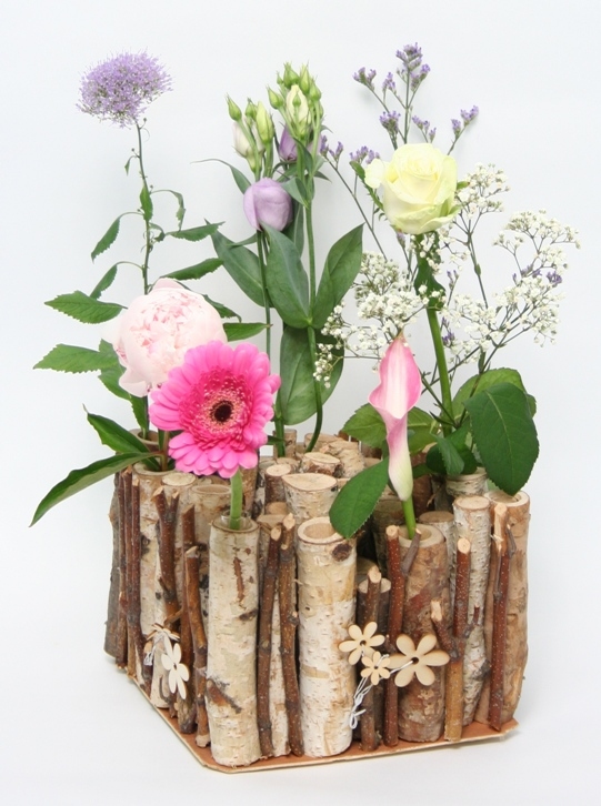 Houten tubes met glazen vaasjes om bloemen in te zetten L