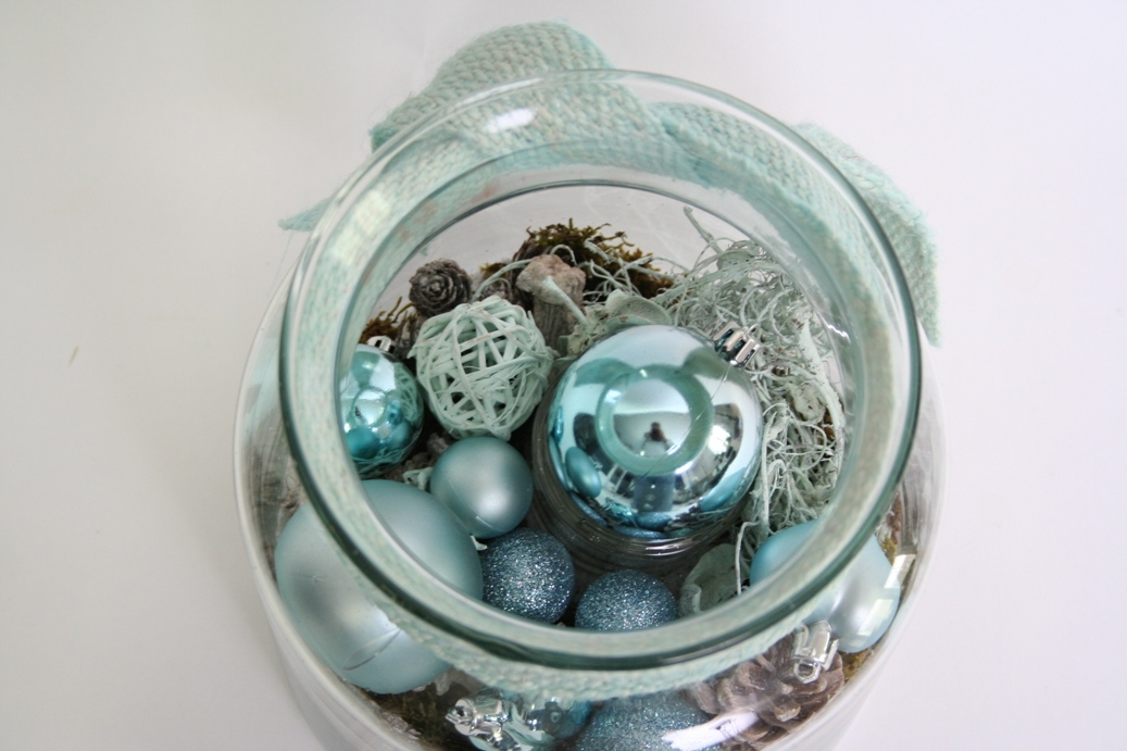 Kerst Arrangement pastel blauw in glas